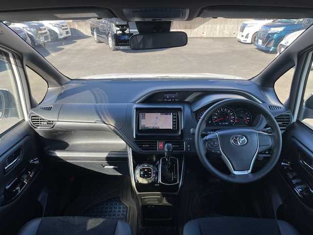 トヨタ ヴォクシー ZS 煌Ⅲ 静岡県 2021(令3)年 5.2万km ホワイトパールクリスタルシャイン ●純正ナビ/（ワンセグ/CD/AUX/Bluetooth）/(NSCN-W68)/●バックカメラ/●クルーズコントロール/●プリクラッシュセーフティ/●レーントレーシングアシスト/●後方クリアランスソナー/●アイドリングストップ/●LEDヘッドライト/●オートライト/●オートマチックハイビーム/●フォグランプ/●革巻きステアリング/●ステアリングスイッチ/●電動格納ウインカーミラー/●両側パワースライドドア/●ETC/●社外フロアマット/●ドアバイザー/●前後ドライブレコーダー/●ISOFIX/●プッシュスタート/●スマートキー/●純正16インチアルミホイール/●ダブル+サイド+カーテンSRS+ABS/●保証書/●取扱説明書