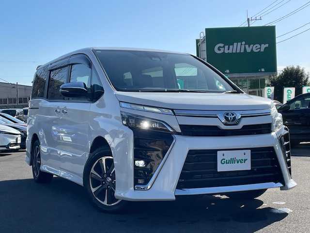 トヨタ ヴォクシー ZS 煌Ⅲ 静岡県 2021(令3)年 5.2万km ホワイトパールクリスタルシャイン ●純正ナビ/（ワンセグ/CD/AUX/Bluetooth）/(NSCN-W68)/●バックカメラ/●クルーズコントロール/●プリクラッシュセーフティ/●レーントレーシングアシスト/●後方クリアランスソナー/●アイドリングストップ/●LEDヘッドライト/●オートライト/●オートマチックハイビーム/●フォグランプ/●革巻きステアリング/●ステアリングスイッチ/●電動格納ウインカーミラー/●両側パワースライドドア/●ETC/●社外フロアマット/●ドアバイザー/●前後ドライブレコーダー/●ISOFIX/●プッシュスタート/●スマートキー/●純正16インチアルミホイール/●ダブル+サイド+カーテンSRS+ABS/●保証書/●取扱説明書