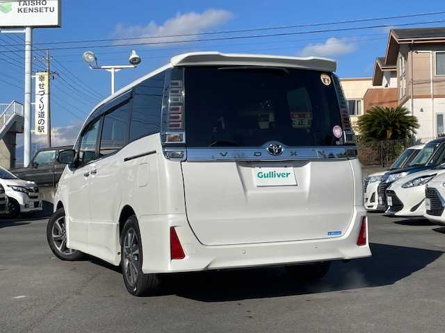 トヨタ ヴォクシー ZS 煌Ⅲ 静岡県 2021(令3)年 5.2万km ホワイトパールクリスタルシャイン ●純正ナビ/（ワンセグ/CD/AUX/Bluetooth）/(NSCN-W68)/●バックカメラ/●クルーズコントロール/●プリクラッシュセーフティ/●レーントレーシングアシスト/●後方クリアランスソナー/●アイドリングストップ/●LEDヘッドライト/●オートライト/●オートマチックハイビーム/●フォグランプ/●革巻きステアリング/●ステアリングスイッチ/●電動格納ウインカーミラー/●両側パワースライドドア/●ETC/●社外フロアマット/●ドアバイザー/●前後ドライブレコーダー/●ISOFIX/●プッシュスタート/●スマートキー/●純正16インチアルミホイール/●ダブル+サイド+カーテンSRS+ABS/●保証書/●取扱説明書