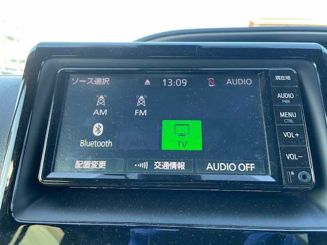 トヨタ ヴォクシー ZS 煌Ⅲ 静岡県 2021(令3)年 5.2万km ホワイトパールクリスタルシャイン ●純正ナビ/（ワンセグ/CD/AUX/Bluetooth）/(NSCN-W68)/●バックカメラ/●クルーズコントロール/●プリクラッシュセーフティ/●レーントレーシングアシスト/●後方クリアランスソナー/●アイドリングストップ/●LEDヘッドライト/●オートライト/●オートマチックハイビーム/●フォグランプ/●革巻きステアリング/●ステアリングスイッチ/●電動格納ウインカーミラー/●両側パワースライドドア/●ETC/●社外フロアマット/●ドアバイザー/●前後ドライブレコーダー/●ISOFIX/●プッシュスタート/●スマートキー/●純正16インチアルミホイール/●ダブル+サイド+カーテンSRS+ABS/●保証書/●取扱説明書