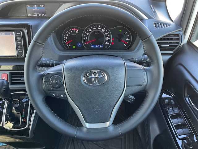 トヨタ ヴォクシー ZS 煌Ⅲ 静岡県 2021(令3)年 5.2万km ホワイトパールクリスタルシャイン ●純正ナビ/（ワンセグ/CD/AUX/Bluetooth）/(NSCN-W68)/●バックカメラ/●クルーズコントロール/●プリクラッシュセーフティ/●レーントレーシングアシスト/●後方クリアランスソナー/●アイドリングストップ/●LEDヘッドライト/●オートライト/●オートマチックハイビーム/●フォグランプ/●革巻きステアリング/●ステアリングスイッチ/●電動格納ウインカーミラー/●両側パワースライドドア/●ETC/●社外フロアマット/●ドアバイザー/●前後ドライブレコーダー/●ISOFIX/●プッシュスタート/●スマートキー/●純正16インチアルミホイール/●ダブル+サイド+カーテンSRS+ABS/●保証書/●取扱説明書