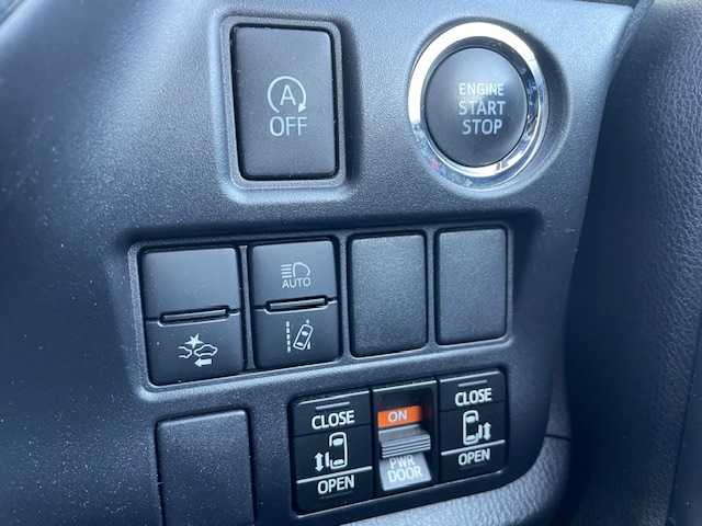 トヨタ ヴォクシー ZS 煌Ⅲ 静岡県 2021(令3)年 5.2万km ホワイトパールクリスタルシャイン ●純正ナビ/（ワンセグ/CD/AUX/Bluetooth）/(NSCN-W68)/●バックカメラ/●クルーズコントロール/●プリクラッシュセーフティ/●レーントレーシングアシスト/●後方クリアランスソナー/●アイドリングストップ/●LEDヘッドライト/●オートライト/●オートマチックハイビーム/●フォグランプ/●革巻きステアリング/●ステアリングスイッチ/●電動格納ウインカーミラー/●両側パワースライドドア/●ETC/●社外フロアマット/●ドアバイザー/●前後ドライブレコーダー/●ISOFIX/●プッシュスタート/●スマートキー/●純正16インチアルミホイール/●ダブル+サイド+カーテンSRS+ABS/●保証書/●取扱説明書