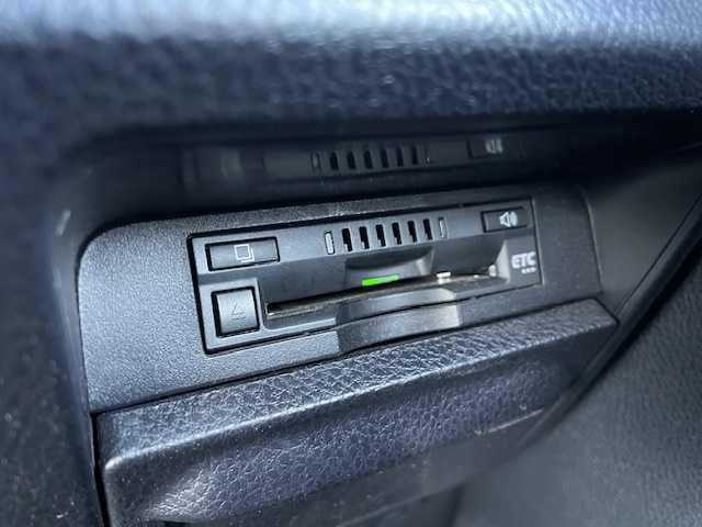 トヨタ ヴォクシー ZS 煌Ⅲ 静岡県 2021(令3)年 5.2万km ホワイトパールクリスタルシャイン ●純正ナビ/（ワンセグ/CD/AUX/Bluetooth）/(NSCN-W68)/●バックカメラ/●クルーズコントロール/●プリクラッシュセーフティ/●レーントレーシングアシスト/●後方クリアランスソナー/●アイドリングストップ/●LEDヘッドライト/●オートライト/●オートマチックハイビーム/●フォグランプ/●革巻きステアリング/●ステアリングスイッチ/●電動格納ウインカーミラー/●両側パワースライドドア/●ETC/●社外フロアマット/●ドアバイザー/●前後ドライブレコーダー/●ISOFIX/●プッシュスタート/●スマートキー/●純正16インチアルミホイール/●ダブル+サイド+カーテンSRS+ABS/●保証書/●取扱説明書