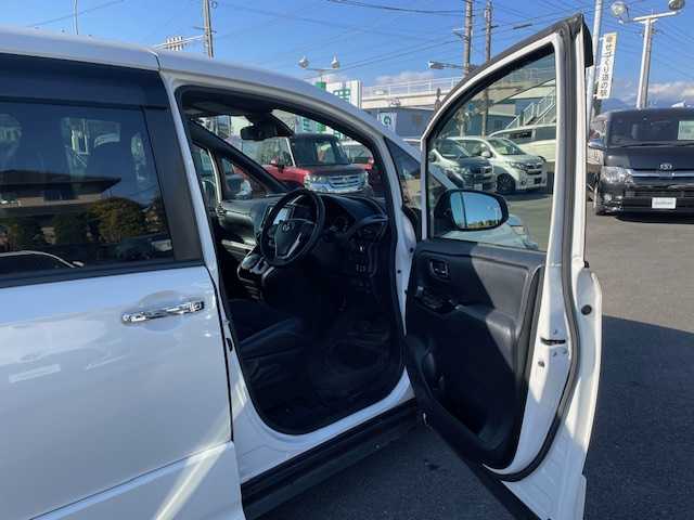 トヨタ ヴォクシー ZS 煌Ⅲ 静岡県 2021(令3)年 5.2万km ホワイトパールクリスタルシャイン ●純正ナビ/（ワンセグ/CD/AUX/Bluetooth）/(NSCN-W68)/●バックカメラ/●クルーズコントロール/●プリクラッシュセーフティ/●レーントレーシングアシスト/●後方クリアランスソナー/●アイドリングストップ/●LEDヘッドライト/●オートライト/●オートマチックハイビーム/●フォグランプ/●革巻きステアリング/●ステアリングスイッチ/●電動格納ウインカーミラー/●両側パワースライドドア/●ETC/●社外フロアマット/●ドアバイザー/●前後ドライブレコーダー/●ISOFIX/●プッシュスタート/●スマートキー/●純正16インチアルミホイール/●ダブル+サイド+カーテンSRS+ABS/●保証書/●取扱説明書