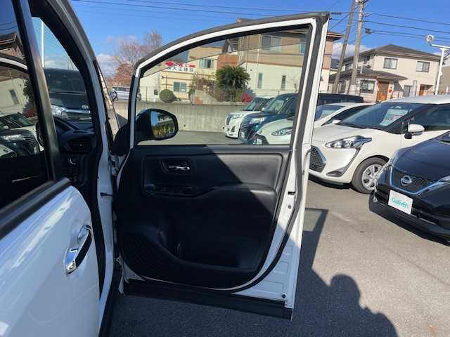 トヨタ ヴォクシー ZS 煌Ⅲ 静岡県 2021(令3)年 5.2万km ホワイトパールクリスタルシャイン ●純正ナビ/（ワンセグ/CD/AUX/Bluetooth）/(NSCN-W68)/●バックカメラ/●クルーズコントロール/●プリクラッシュセーフティ/●レーントレーシングアシスト/●後方クリアランスソナー/●アイドリングストップ/●LEDヘッドライト/●オートライト/●オートマチックハイビーム/●フォグランプ/●革巻きステアリング/●ステアリングスイッチ/●電動格納ウインカーミラー/●両側パワースライドドア/●ETC/●社外フロアマット/●ドアバイザー/●前後ドライブレコーダー/●ISOFIX/●プッシュスタート/●スマートキー/●純正16インチアルミホイール/●ダブル+サイド+カーテンSRS+ABS/●保証書/●取扱説明書