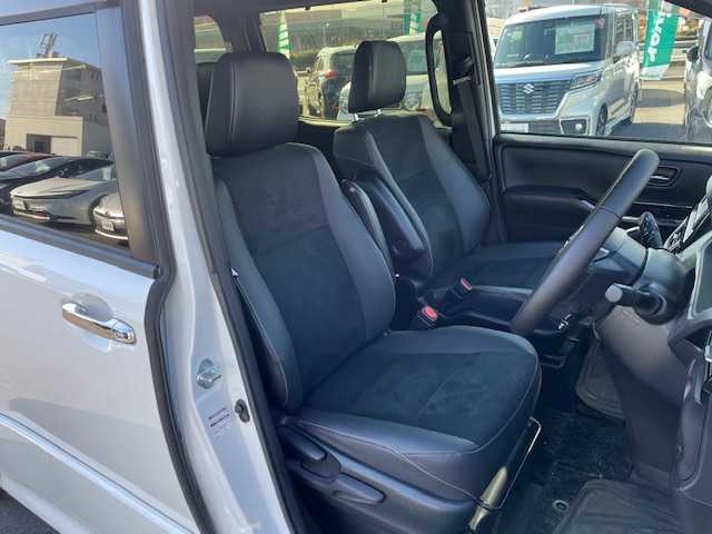 トヨタ ヴォクシー ZS 煌Ⅲ 静岡県 2021(令3)年 5.2万km ホワイトパールクリスタルシャイン ●純正ナビ/（ワンセグ/CD/AUX/Bluetooth）/(NSCN-W68)/●バックカメラ/●クルーズコントロール/●プリクラッシュセーフティ/●レーントレーシングアシスト/●後方クリアランスソナー/●アイドリングストップ/●LEDヘッドライト/●オートライト/●オートマチックハイビーム/●フォグランプ/●革巻きステアリング/●ステアリングスイッチ/●電動格納ウインカーミラー/●両側パワースライドドア/●ETC/●社外フロアマット/●ドアバイザー/●前後ドライブレコーダー/●ISOFIX/●プッシュスタート/●スマートキー/●純正16インチアルミホイール/●ダブル+サイド+カーテンSRS+ABS/●保証書/●取扱説明書