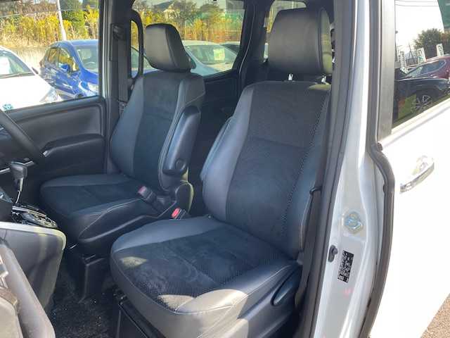 トヨタ ヴォクシー ZS 煌Ⅲ 静岡県 2021(令3)年 5.2万km ホワイトパールクリスタルシャイン ●純正ナビ/（ワンセグ/CD/AUX/Bluetooth）/(NSCN-W68)/●バックカメラ/●クルーズコントロール/●プリクラッシュセーフティ/●レーントレーシングアシスト/●後方クリアランスソナー/●アイドリングストップ/●LEDヘッドライト/●オートライト/●オートマチックハイビーム/●フォグランプ/●革巻きステアリング/●ステアリングスイッチ/●電動格納ウインカーミラー/●両側パワースライドドア/●ETC/●社外フロアマット/●ドアバイザー/●前後ドライブレコーダー/●ISOFIX/●プッシュスタート/●スマートキー/●純正16インチアルミホイール/●ダブル+サイド+カーテンSRS+ABS/●保証書/●取扱説明書