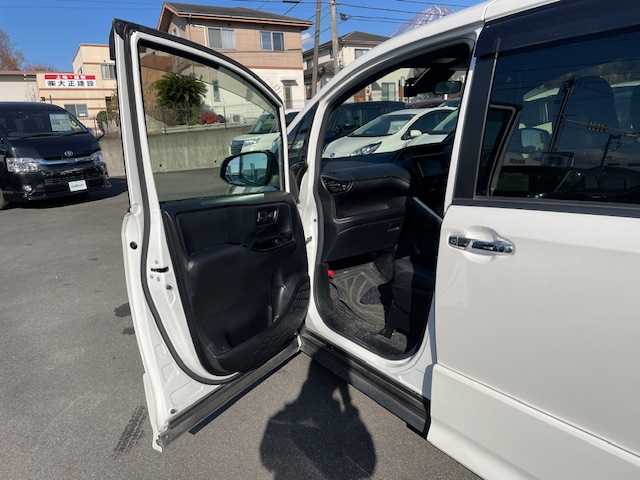 トヨタ ヴォクシー ZS 煌Ⅲ 静岡県 2021(令3)年 5.2万km ホワイトパールクリスタルシャイン ●純正ナビ/（ワンセグ/CD/AUX/Bluetooth）/(NSCN-W68)/●バックカメラ/●クルーズコントロール/●プリクラッシュセーフティ/●レーントレーシングアシスト/●後方クリアランスソナー/●アイドリングストップ/●LEDヘッドライト/●オートライト/●オートマチックハイビーム/●フォグランプ/●革巻きステアリング/●ステアリングスイッチ/●電動格納ウインカーミラー/●両側パワースライドドア/●ETC/●社外フロアマット/●ドアバイザー/●前後ドライブレコーダー/●ISOFIX/●プッシュスタート/●スマートキー/●純正16インチアルミホイール/●ダブル+サイド+カーテンSRS+ABS/●保証書/●取扱説明書