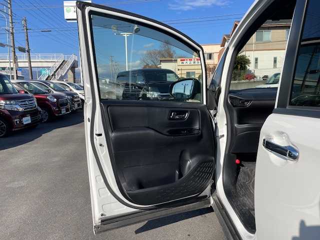 トヨタ ヴォクシー ZS 煌Ⅲ 静岡県 2021(令3)年 5.2万km ホワイトパールクリスタルシャイン ●純正ナビ/（ワンセグ/CD/AUX/Bluetooth）/(NSCN-W68)/●バックカメラ/●クルーズコントロール/●プリクラッシュセーフティ/●レーントレーシングアシスト/●後方クリアランスソナー/●アイドリングストップ/●LEDヘッドライト/●オートライト/●オートマチックハイビーム/●フォグランプ/●革巻きステアリング/●ステアリングスイッチ/●電動格納ウインカーミラー/●両側パワースライドドア/●ETC/●社外フロアマット/●ドアバイザー/●前後ドライブレコーダー/●ISOFIX/●プッシュスタート/●スマートキー/●純正16インチアルミホイール/●ダブル+サイド+カーテンSRS+ABS/●保証書/●取扱説明書