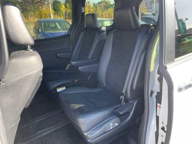 トヨタ ヴォクシー ZS 煌Ⅲ 静岡県 2021(令3)年 5.2万km ホワイトパールクリスタルシャイン ●純正ナビ/（ワンセグ/CD/AUX/Bluetooth）/(NSCN-W68)/●バックカメラ/●クルーズコントロール/●プリクラッシュセーフティ/●レーントレーシングアシスト/●後方クリアランスソナー/●アイドリングストップ/●LEDヘッドライト/●オートライト/●オートマチックハイビーム/●フォグランプ/●革巻きステアリング/●ステアリングスイッチ/●電動格納ウインカーミラー/●両側パワースライドドア/●ETC/●社外フロアマット/●ドアバイザー/●前後ドライブレコーダー/●ISOFIX/●プッシュスタート/●スマートキー/●純正16インチアルミホイール/●ダブル+サイド+カーテンSRS+ABS/●保証書/●取扱説明書