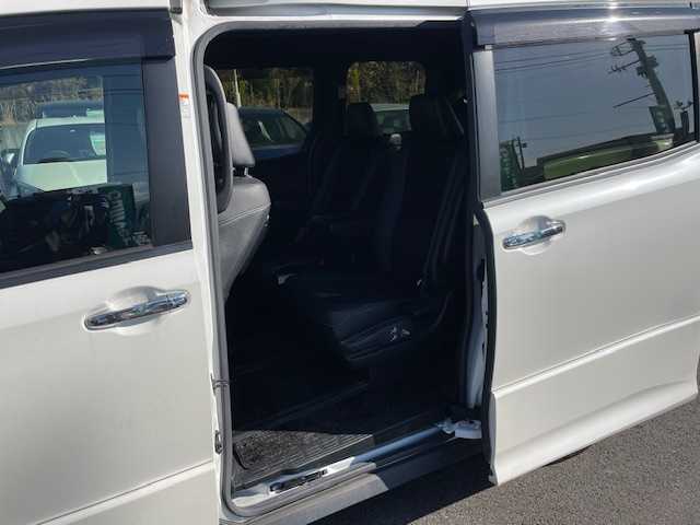 トヨタ ヴォクシー ZS 煌Ⅲ 静岡県 2021(令3)年 5.2万km ホワイトパールクリスタルシャイン ●純正ナビ/（ワンセグ/CD/AUX/Bluetooth）/(NSCN-W68)/●バックカメラ/●クルーズコントロール/●プリクラッシュセーフティ/●レーントレーシングアシスト/●後方クリアランスソナー/●アイドリングストップ/●LEDヘッドライト/●オートライト/●オートマチックハイビーム/●フォグランプ/●革巻きステアリング/●ステアリングスイッチ/●電動格納ウインカーミラー/●両側パワースライドドア/●ETC/●社外フロアマット/●ドアバイザー/●前後ドライブレコーダー/●ISOFIX/●プッシュスタート/●スマートキー/●純正16インチアルミホイール/●ダブル+サイド+カーテンSRS+ABS/●保証書/●取扱説明書