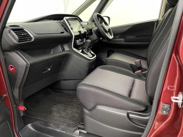 日産 セレナ ハイウェイスター 埼玉県 2017(平29)年 4万km マルーンレッド 2トーン 後席モニター　/純正ナビ　/全方位カメラ　/パーキングアシスト　/ＥＴＣ　/エマージェンシーブレーキ　/両側パワースライドドア　/クルーズコントロール　/コーナーセンサー　/純正アルミホイール　/フロアマット/ロールサンシェード/ＬＥＤヘッドライト/フォグランプ/スタッドレスタイヤ積み込み/プッシュスタート/スマートキー