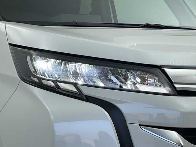 トヨタ ノア ハイブリッド Z 新潟県 2023(令5)年 4.6万km ホワイトパールクリスタルシャイン 純正メモリナビ/　フルセグTV/Bluetooth/CD/DVD/USB/快適利便パッケージ/・ハンズフリーデュアルパワースライドドア/・パワーバックドア/・ナノイーX/・ステアリングヒーター/・キャプテンシート（後席シートヒーター・オットマン）/LDA(レーンディパーチャーアラート)/PCS(プリクラッシュセーフティ)/BSM(ブラインドスポットモニター)/PDA(プロアクティブドライビングアシスト)/PKSB(パーキングサポートブレーキ)/SEA(安心降車アシスト)/LCA(レーンチェンジアシスト)/FCTA(フロントクロストラフィックアラート)/レーダークルーズコントロール/クリアランスソナー/ハーフレザーシート/前席シートヒーター/純正フリップダウンモニター/両側パワースライドドア/ビルトインETC2.0/レザーステアリング/ステアリングスイッチ