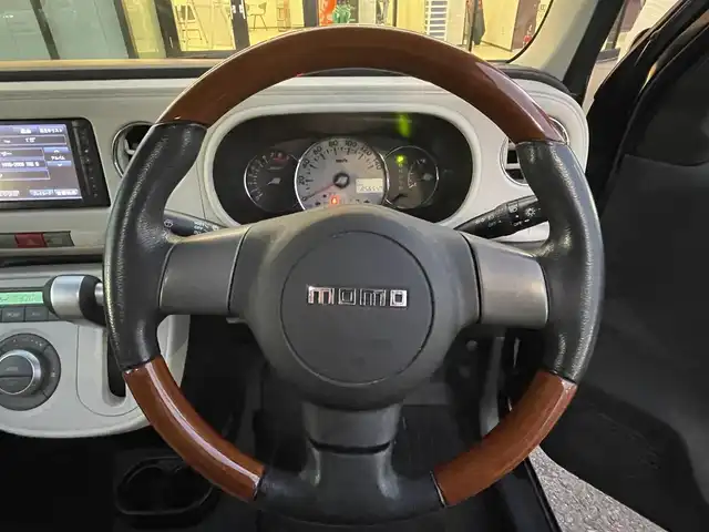 ダイハツ ミラ ココア 栃木県 2013(平25)年 8.6万km ブラックマイカメタリック 純正9インチナビ/ワンセグTV/CD/DVD/Bluetooth/AM/FM/バックカメラ/ETC/リモコントキー/MOMOウッドステアリング/ルーフレール/ハロゲンオートライト/純正フロアマット