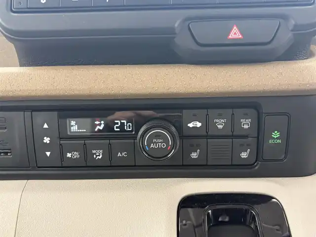 ホンダ Ｎ ＢＯＸ 滋賀県 2024(令6)年 0.2万km オータムイエローパール 純正8インチナビ/【Bluetooth/USB/iPod/フルセグ】/バックカメラ/両側パワースライドドア/シートヒーター/追従クルーズコントロール/レーンキープアシスト/衝突被害軽減ブレーキ/クリアランスソナー/オートライト/オートハイビーム/純正LED/電子パーキング/オートホールド/プッシュスタート/スマートキー/後席サンシェード/ステアリングスイッチ