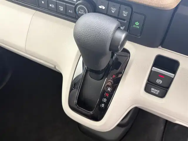 ホンダ Ｎ ＢＯＸ 滋賀県 2024(令6)年 0.2万km オータムイエローパール 純正8インチナビ/【Bluetooth/USB/iPod/フルセグ】/バックカメラ/両側パワースライドドア/シートヒーター/追従クルーズコントロール/レーンキープアシスト/衝突被害軽減ブレーキ/クリアランスソナー/オートライト/オートハイビーム/純正LED/電子パーキング/オートホールド/プッシュスタート/スマートキー/後席サンシェード/ステアリングスイッチ