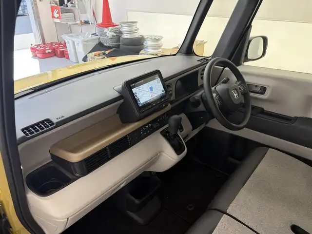 ホンダ Ｎ ＢＯＸ 滋賀県 2024(令6)年 0.2万km オータムイエローパール 純正8インチナビ/【Bluetooth/USB/iPod/フルセグ】/バックカメラ/両側パワースライドドア/シートヒーター/追従クルーズコントロール/レーンキープアシスト/衝突被害軽減ブレーキ/クリアランスソナー/オートライト/オートハイビーム/純正LED/電子パーキング/オートホールド/プッシュスタート/スマートキー/後席サンシェード/ステアリングスイッチ