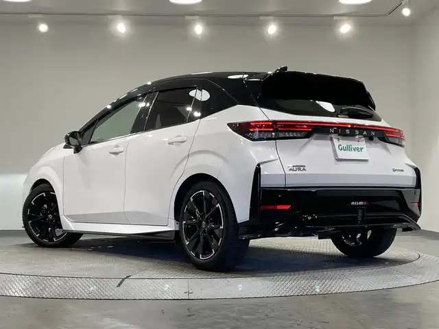 日産 オーラ ニスモ 愛知県 2023(令5)年 4.2万km ピュアホワイトパール/スーパーブラック 純正９インチナビ/プロパイロット/アラウンドビューモニター/エマージェンシーブレーキ/ブラインドスポットモニター/車線逸脱警報/クリアランスソナー/電動パーキングブレーキ/ブレーキホールド/ハーフレザー/ハンドルヒーター/シートヒーター/ワイヤレス充電/デジタルインナーミラー/ドライブレコーダー/ビルトインＥＴＣ２．０　/USB＆HDMI入力端子/アクセサリーソケット/ISOFIX/純正フロアマット/純正17インチアルミホイール