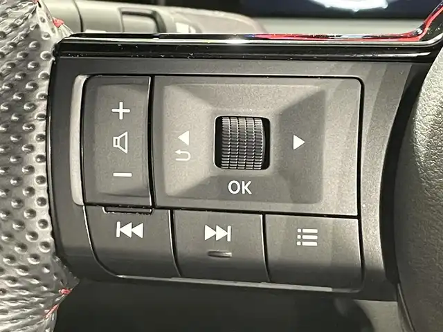 日産 オーラ ニスモ 愛知県 2023(令5)年 4.2万km ピュアホワイトパール/スーパーブラック 純正９インチナビ/プロパイロット/アラウンドビューモニター/エマージェンシーブレーキ/ブラインドスポットモニター/車線逸脱警報/クリアランスソナー/電動パーキングブレーキ/ブレーキホールド/ハーフレザー/ハンドルヒーター/シートヒーター/ワイヤレス充電/デジタルインナーミラー/ドライブレコーダー/ビルトインＥＴＣ２．０　/USB＆HDMI入力端子/アクセサリーソケット/ISOFIX/純正フロアマット/純正17インチアルミホイール