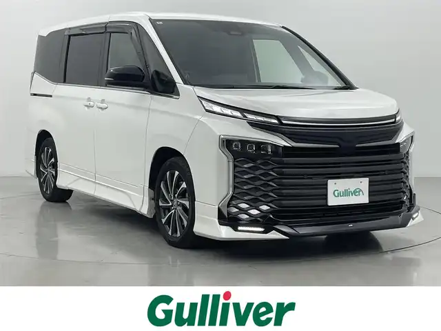 トヨタ ヴォクシー S－Z 熊本県 2022(令4)年 4.6万km ホワイトパールクリスタルシャイン 禁煙車　/ＧＲエアロフル　/ワンオーナー/純正ナビ（ＣＤ・ＤＶＤ・フルセグ・ＢＴ・ＨＤＭＩ・ＵＳＢ）/バックカメラ　/純正１４インチフリップダウンモニター/デジタルインナーミラー型前後ドライブレコーダー　/ビルトインＥＴＣ２．０　/両側パワースライドドア　/レーダークルーズコントロール/快適利便パッケージ/・電動リアゲート/・オットマン/レーンキープアシスト/プリクラッシュセーフティ/ロードサインアシスト/駐車時支援パーキングサポートシステム/レーンデェパーチャアラート/横滑り防止/前席2列目シートヒーター/ステアリングヒーター/純正フロアマット/純正17インチAW/オートライト/オートマチックハイビーム/LEDヘッドライト/フォグランプ/スマートキー/プッシュスタート/保証書/取扱説明書
