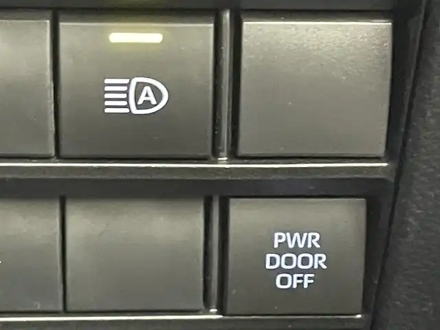 トヨタ ヴォクシー S－Z 熊本県 2022(令4)年 4.6万km ホワイトパールクリスタルシャイン 禁煙車　/ＧＲエアロフル　/ワンオーナー/純正ナビ（ＣＤ・ＤＶＤ・フルセグ・ＢＴ・ＨＤＭＩ・ＵＳＢ）/バックカメラ　/純正１４インチフリップダウンモニター/デジタルインナーミラー型前後ドライブレコーダー　/ビルトインＥＴＣ２．０　/両側パワースライドドア　/レーダークルーズコントロール/快適利便パッケージ/・電動リアゲート/・オットマン/レーンキープアシスト/プリクラッシュセーフティ/ロードサインアシスト/駐車時支援パーキングサポートシステム/レーンデェパーチャアラート/横滑り防止/前席2列目シートヒーター/ステアリングヒーター/純正フロアマット/純正17インチAW/オートライト/オートマチックハイビーム/LEDヘッドライト/フォグランプ/スマートキー/プッシュスタート/保証書/取扱説明書