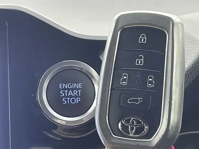 トヨタ ヴォクシー S－Z 熊本県 2022(令4)年 4.6万km ホワイトパールクリスタルシャイン 禁煙車　/ＧＲエアロフル　/ワンオーナー/純正ナビ（ＣＤ・ＤＶＤ・フルセグ・ＢＴ・ＨＤＭＩ・ＵＳＢ）/バックカメラ　/純正１４インチフリップダウンモニター/デジタルインナーミラー型前後ドライブレコーダー　/ビルトインＥＴＣ２．０　/両側パワースライドドア　/レーダークルーズコントロール/快適利便パッケージ/・電動リアゲート/・オットマン/レーンキープアシスト/プリクラッシュセーフティ/ロードサインアシスト/駐車時支援パーキングサポートシステム/レーンデェパーチャアラート/横滑り防止/前席2列目シートヒーター/ステアリングヒーター/純正フロアマット/純正17インチAW/オートライト/オートマチックハイビーム/LEDヘッドライト/フォグランプ/スマートキー/プッシュスタート/保証書/取扱説明書