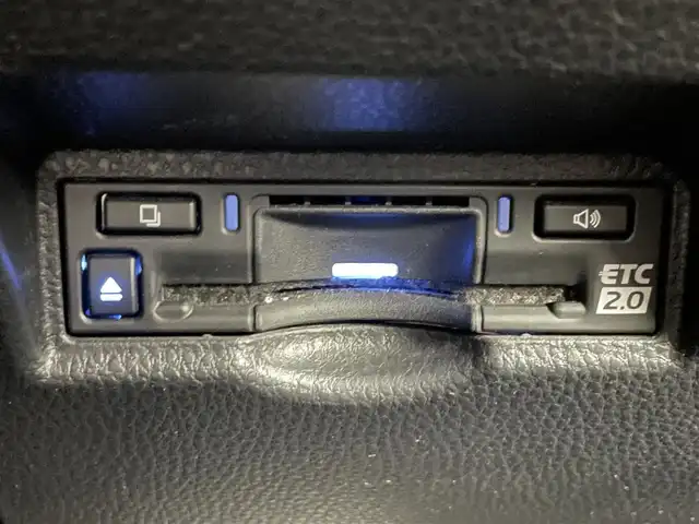 トヨタ ヴォクシー S－Z 熊本県 2022(令4)年 4.6万km ホワイトパールクリスタルシャイン 禁煙車　/ＧＲエアロフル　/ワンオーナー/純正ナビ（ＣＤ・ＤＶＤ・フルセグ・ＢＴ・ＨＤＭＩ・ＵＳＢ）/バックカメラ　/純正１４インチフリップダウンモニター/デジタルインナーミラー型前後ドライブレコーダー　/ビルトインＥＴＣ２．０　/両側パワースライドドア　/レーダークルーズコントロール/快適利便パッケージ/・電動リアゲート/・オットマン/レーンキープアシスト/プリクラッシュセーフティ/ロードサインアシスト/駐車時支援パーキングサポートシステム/レーンデェパーチャアラート/横滑り防止/前席2列目シートヒーター/ステアリングヒーター/純正フロアマット/純正17インチAW/オートライト/オートマチックハイビーム/LEDヘッドライト/フォグランプ/スマートキー/プッシュスタート/保証書/取扱説明書