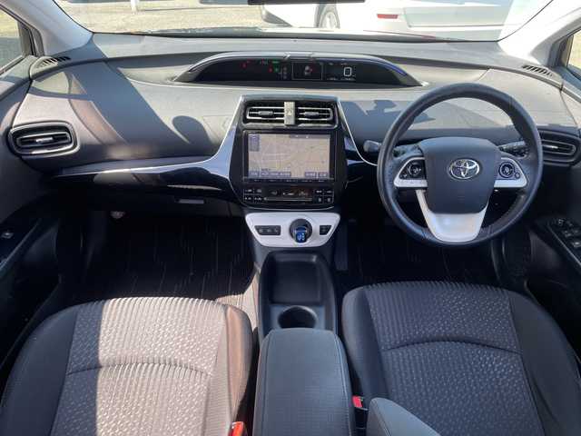 トヨタ プリウス S 三重県 2016(平28)年 10.5万km アティチュードブラックマイカ 登録時104832km/ワンオーナー/禁煙車/純正９インチＳＤナビ/・フルセグ/・Ｂｌｕｅｔｏｏｔｈ/・CD/DVD/・SD/・AM/FM/バックカメラ/ステアリングスイッチ/ＬＥＤヘッドライト/ＡＵＴＯライト/ビルドインＥＴＣ/純正フロアマット/サマータイヤ装着アルミ積込