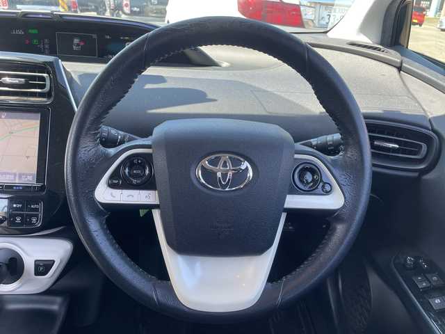 トヨタ プリウス S 三重県 2016(平28)年 10.5万km アティチュードブラックマイカ 登録時104832km/ワンオーナー/禁煙車/純正９インチＳＤナビ/・フルセグ/・Ｂｌｕｅｔｏｏｔｈ/・CD/DVD/・SD/・AM/FM/バックカメラ/ステアリングスイッチ/ＬＥＤヘッドライト/ＡＵＴＯライト/ビルドインＥＴＣ/純正フロアマット/サマータイヤ装着アルミ積込