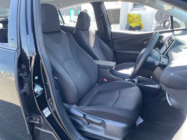 トヨタ プリウス S 三重県 2016(平28)年 10.5万km アティチュードブラックマイカ 登録時104832km/ワンオーナー/禁煙車/純正９インチＳＤナビ/・フルセグ/・Ｂｌｕｅｔｏｏｔｈ/・CD/DVD/・SD/・AM/FM/バックカメラ/ステアリングスイッチ/ＬＥＤヘッドライト/ＡＵＴＯライト/ビルドインＥＴＣ/純正フロアマット/サマータイヤ装着アルミ積込