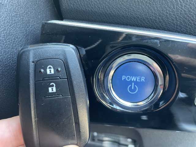 トヨタ プリウス S 三重県 2016(平28)年 10.5万km アティチュードブラックマイカ 登録時104832km/ワンオーナー/禁煙車/純正９インチＳＤナビ/・フルセグ/・Ｂｌｕｅｔｏｏｔｈ/・CD/DVD/・SD/・AM/FM/バックカメラ/ステアリングスイッチ/ＬＥＤヘッドライト/ＡＵＴＯライト/ビルドインＥＴＣ/純正フロアマット/サマータイヤ装着アルミ積込