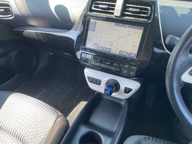 トヨタ プリウス S 三重県 2016(平28)年 10.5万km アティチュードブラックマイカ 登録時104832km/ワンオーナー/禁煙車/純正９インチＳＤナビ/・フルセグ/・Ｂｌｕｅｔｏｏｔｈ/・CD/DVD/・SD/・AM/FM/バックカメラ/ステアリングスイッチ/ＬＥＤヘッドライト/ＡＵＴＯライト/ビルドインＥＴＣ/純正フロアマット/サマータイヤ装着アルミ積込