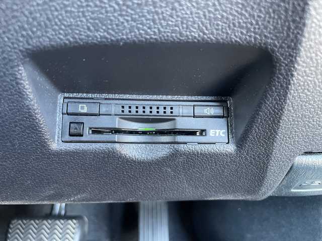 トヨタ プリウス S 三重県 2016(平28)年 10.5万km アティチュードブラックマイカ 登録時104832km/ワンオーナー/禁煙車/純正９インチＳＤナビ/・フルセグ/・Ｂｌｕｅｔｏｏｔｈ/・CD/DVD/・SD/・AM/FM/バックカメラ/ステアリングスイッチ/ＬＥＤヘッドライト/ＡＵＴＯライト/ビルドインＥＴＣ/純正フロアマット/サマータイヤ装着アルミ積込