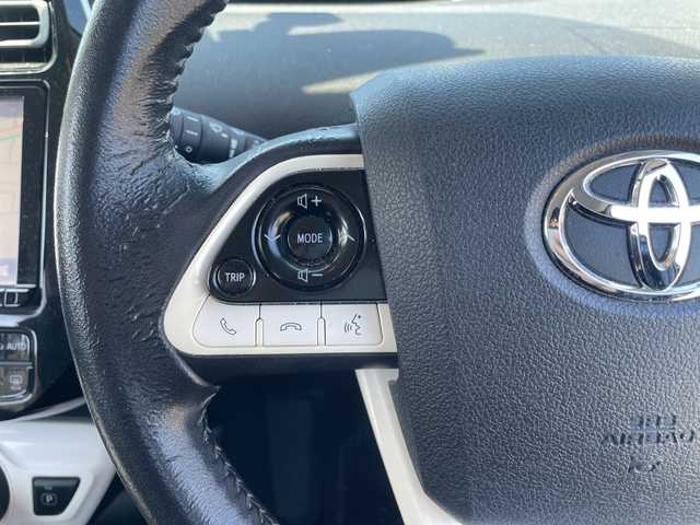 トヨタ プリウス S 三重県 2016(平28)年 10.5万km アティチュードブラックマイカ 登録時104832km/ワンオーナー/禁煙車/純正９インチＳＤナビ/・フルセグ/・Ｂｌｕｅｔｏｏｔｈ/・CD/DVD/・SD/・AM/FM/バックカメラ/ステアリングスイッチ/ＬＥＤヘッドライト/ＡＵＴＯライト/ビルドインＥＴＣ/純正フロアマット/サマータイヤ装着アルミ積込