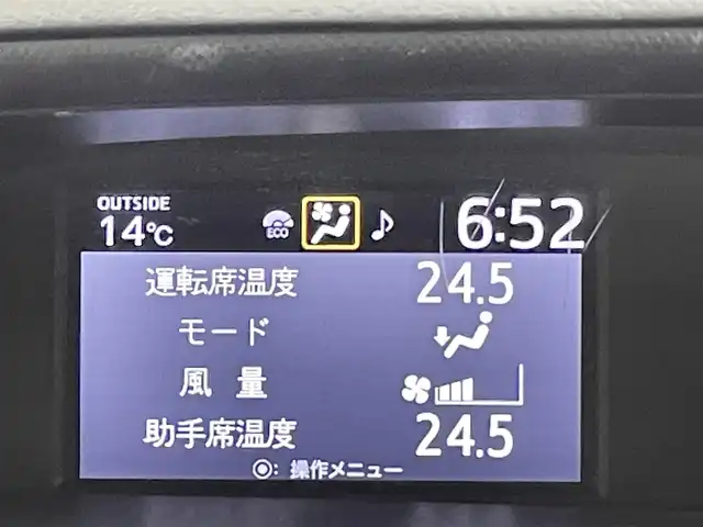 トヨタ ヴォクシー ZS 千葉県 2017(平29)年 3.7万km ホワイトパールクリスタルシャイン 禁煙車/純正10インチナビ/　CD/DVD/BT/フルセグ/HDMI/USB/後席モニター/両側パワースライドドア/トヨタセーフティセンス/　・プリクラッシュセーフティ/　・レーンディパーチャーアラート/　・オートマチックハイビーム/　・先行車発進お知らせ機能/クルーズコントロール/ビルトインETC/バックカメラ/プッシュスタート＆スマートキー/ステアリングスイッチ/革巻きステアリング/純正16インチアルミホイール