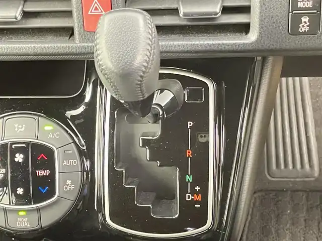 トヨタ ヴォクシー ZS 千葉県 2017(平29)年 3.7万km ホワイトパールクリスタルシャイン 禁煙車/純正10インチナビ/　CD/DVD/BT/フルセグ/HDMI/USB/後席モニター/両側パワースライドドア/トヨタセーフティセンス/　・プリクラッシュセーフティ/　・レーンディパーチャーアラート/　・オートマチックハイビーム/　・先行車発進お知らせ機能/クルーズコントロール/ビルトインETC/バックカメラ/プッシュスタート＆スマートキー/ステアリングスイッチ/革巻きステアリング/純正16インチアルミホイール