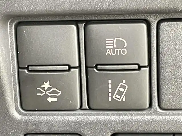 トヨタ ヴォクシー ZS 千葉県 2017(平29)年 3.7万km ホワイトパールクリスタルシャイン 禁煙車/純正10インチナビ/　CD/DVD/BT/フルセグ/HDMI/USB/後席モニター/両側パワースライドドア/トヨタセーフティセンス/　・プリクラッシュセーフティ/　・レーンディパーチャーアラート/　・オートマチックハイビーム/　・先行車発進お知らせ機能/クルーズコントロール/ビルトインETC/バックカメラ/プッシュスタート＆スマートキー/ステアリングスイッチ/革巻きステアリング/純正16インチアルミホイール