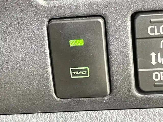 トヨタ ヴォクシー ZS 千葉県 2017(平29)年 3.7万km ホワイトパールクリスタルシャイン 禁煙車/純正10インチナビ/　CD/DVD/BT/フルセグ/HDMI/USB/後席モニター/両側パワースライドドア/トヨタセーフティセンス/　・プリクラッシュセーフティ/　・レーンディパーチャーアラート/　・オートマチックハイビーム/　・先行車発進お知らせ機能/クルーズコントロール/ビルトインETC/バックカメラ/プッシュスタート＆スマートキー/ステアリングスイッチ/革巻きステアリング/純正16インチアルミホイール