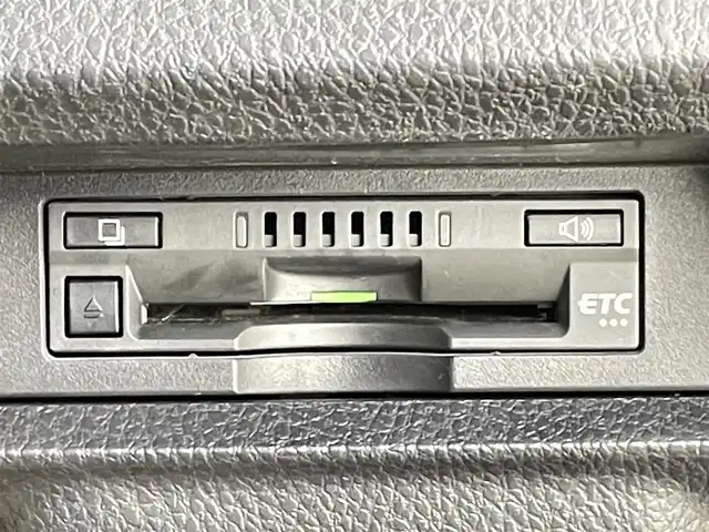 トヨタ ヴォクシー ZS 千葉県 2017(平29)年 3.7万km ホワイトパールクリスタルシャイン 禁煙車/純正10インチナビ/　CD/DVD/BT/フルセグ/HDMI/USB/後席モニター/両側パワースライドドア/トヨタセーフティセンス/　・プリクラッシュセーフティ/　・レーンディパーチャーアラート/　・オートマチックハイビーム/　・先行車発進お知らせ機能/クルーズコントロール/ビルトインETC/バックカメラ/プッシュスタート＆スマートキー/ステアリングスイッチ/革巻きステアリング/純正16インチアルミホイール