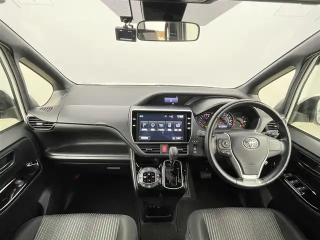 トヨタ ヴォクシー ZS 千葉県 2017(平29)年 3.7万km ホワイトパールクリスタルシャイン 禁煙車/純正10インチナビ/　CD/DVD/BT/フルセグ/HDMI/USB/後席モニター/両側パワースライドドア/トヨタセーフティセンス/　・プリクラッシュセーフティ/　・レーンディパーチャーアラート/　・オートマチックハイビーム/　・先行車発進お知らせ機能/クルーズコントロール/ビルトインETC/バックカメラ/プッシュスタート＆スマートキー/ステアリングスイッチ/革巻きステアリング/純正16インチアルミホイール