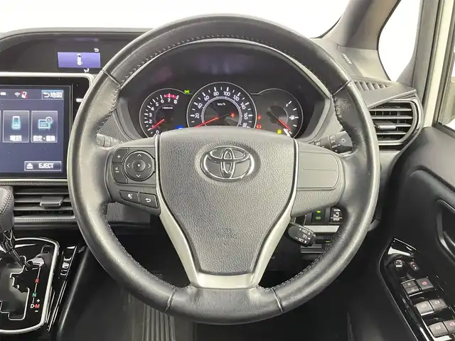 トヨタ ヴォクシー ZS 千葉県 2017(平29)年 3.7万km ホワイトパールクリスタルシャイン 禁煙車/純正10インチナビ/　CD/DVD/BT/フルセグ/HDMI/USB/後席モニター/両側パワースライドドア/トヨタセーフティセンス/　・プリクラッシュセーフティ/　・レーンディパーチャーアラート/　・オートマチックハイビーム/　・先行車発進お知らせ機能/クルーズコントロール/ビルトインETC/バックカメラ/プッシュスタート＆スマートキー/ステアリングスイッチ/革巻きステアリング/純正16インチアルミホイール