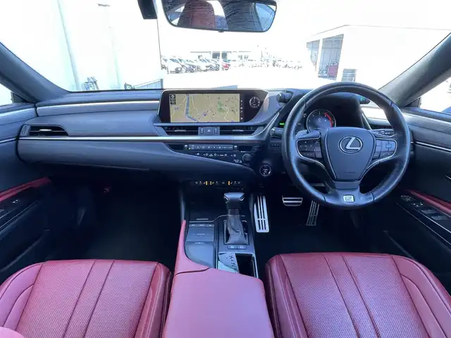 レクサス ＥＳ 300h Fスポーツ 佐賀県 2019(令1)年 6万km ホワイトノーヴァガラスフレーク チルト＆スライドムーンルーフ/純正12.3インチメモリーナビゲーション/・フルセグTV/CD/DVD/SD/USB/Bluetooth/バックカメラ/前方ドライブレコーダー/ビルトインETC2.0/100V電源/電子パーキングブレーキ/・AUTO HOLD機能/合皮レザーシート/DN席パワーシート(D席メモリー機能付)/シートヒーター/シートベンチレーション/後席電動サンシェード/ISOFIX対応/パドルシフト/革巻きステアリング/ステアリングヒーター/ステアリングリモコン/シーケンシャルウィンカー/純正19インチアルミホイール/・空気圧モニター/三眼LEDヘッドライト/・オートマチックハイビーム/純正LEDフォグランプ/純正フロアマット/純正ドアバイザ―/新車保証書/スペアキー１本/Lexus Safety System +/・レーダークルーズコントロール/・レーントレーシングアシスト/・プリクラッシュセーフティ/・ブラインドスポットモニター/・リヤクロストラフィックアラート/・パーキングサポートブレーキ/・先行車発進告知/・ロードサインアシスト/・前後クリアランスソナー