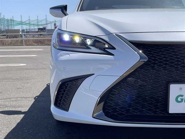 レクサス ＥＳ 300h Fスポーツ 佐賀県 2019(令1)年 6万km ホワイトノーヴァガラスフレーク チルト＆スライドムーンルーフ/純正12.3インチメモリーナビゲーション/・フルセグTV/CD/DVD/SD/USB/Bluetooth/バックカメラ/前方ドライブレコーダー/ビルトインETC2.0/100V電源/電子パーキングブレーキ/・AUTO HOLD機能/合皮レザーシート/DN席パワーシート(D席メモリー機能付)/シートヒーター/シートベンチレーション/後席電動サンシェード/ISOFIX対応/パドルシフト/革巻きステアリング/ステアリングヒーター/ステアリングリモコン/シーケンシャルウィンカー/純正19インチアルミホイール/・空気圧モニター/三眼LEDヘッドライト/・オートマチックハイビーム/純正LEDフォグランプ/純正フロアマット/純正ドアバイザ―/新車保証書/スペアキー１本/Lexus Safety System +/・レーダークルーズコントロール/・レーントレーシングアシスト/・プリクラッシュセーフティ/・ブラインドスポットモニター/・リヤクロストラフィックアラート/・パーキングサポートブレーキ/・先行車発進告知/・ロードサインアシスト/・前後クリアランスソナー