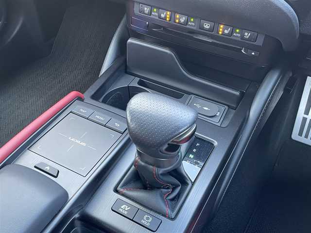 レクサス ＥＳ 300h Fスポーツ 佐賀県 2019(令1)年 6万km ホワイトノーヴァガラスフレーク チルト＆スライドムーンルーフ/純正12.3インチメモリーナビゲーション/・フルセグTV/CD/DVD/SD/USB/Bluetooth/バックカメラ/前方ドライブレコーダー/ビルトインETC2.0/100V電源/電子パーキングブレーキ/・AUTO HOLD機能/合皮レザーシート/DN席パワーシート(D席メモリー機能付)/シートヒーター/シートベンチレーション/後席電動サンシェード/ISOFIX対応/パドルシフト/革巻きステアリング/ステアリングヒーター/ステアリングリモコン/シーケンシャルウィンカー/純正19インチアルミホイール/・空気圧モニター/三眼LEDヘッドライト/・オートマチックハイビーム/純正LEDフォグランプ/純正フロアマット/純正ドアバイザ―/新車保証書/スペアキー１本/Lexus Safety System +/・レーダークルーズコントロール/・レーントレーシングアシスト/・プリクラッシュセーフティ/・ブラインドスポットモニター/・リヤクロストラフィックアラート/・パーキングサポートブレーキ/・先行車発進告知/・ロードサインアシスト/・前後クリアランスソナー