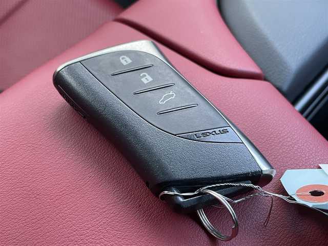 レクサス ＥＳ 300h Fスポーツ 佐賀県 2019(令1)年 6万km ホワイトノーヴァガラスフレーク チルト＆スライドムーンルーフ/純正12.3インチメモリーナビゲーション/・フルセグTV/CD/DVD/SD/USB/Bluetooth/バックカメラ/前方ドライブレコーダー/ビルトインETC2.0/100V電源/電子パーキングブレーキ/・AUTO HOLD機能/合皮レザーシート/DN席パワーシート(D席メモリー機能付)/シートヒーター/シートベンチレーション/後席電動サンシェード/ISOFIX対応/パドルシフト/革巻きステアリング/ステアリングヒーター/ステアリングリモコン/シーケンシャルウィンカー/純正19インチアルミホイール/・空気圧モニター/三眼LEDヘッドライト/・オートマチックハイビーム/純正LEDフォグランプ/純正フロアマット/純正ドアバイザ―/新車保証書/スペアキー１本/Lexus Safety System +/・レーダークルーズコントロール/・レーントレーシングアシスト/・プリクラッシュセーフティ/・ブラインドスポットモニター/・リヤクロストラフィックアラート/・パーキングサポートブレーキ/・先行車発進告知/・ロードサインアシスト/・前後クリアランスソナー