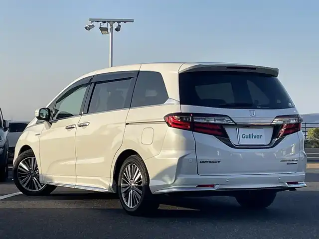 ホンダ オデッセイ ハイブリッド アブソルート・EXホンダセンジング 島根県 2020(令2)年 8.1万km プラチナホワイトパール 登録時走行距離80710km/取説/ナビ説/ホンダインターナビシステム/純正9インチナビ(VXM-207VFNI)/・フルセグTV/AM/FM/CD/DVD/Bluetooth/Honda SENSING(後期)/・衝突軽減ブレーキ/・誤発進抑制機能/・後方誤発進抑制機能/・歩行者事故低減ステアリング/・渋滞追従機能付きアダプティブクルーズコントロール/・車線維持支援システム/・路外逸脱抑制機能/・先行車発進お知らせ機能/・標識認識機能/マルチビューカメラシステム(全方位)/両側パワースライドドア/オットマン/前席シートシートヒーター/フォグライト/ビルトインETC2.0/スペアキー
