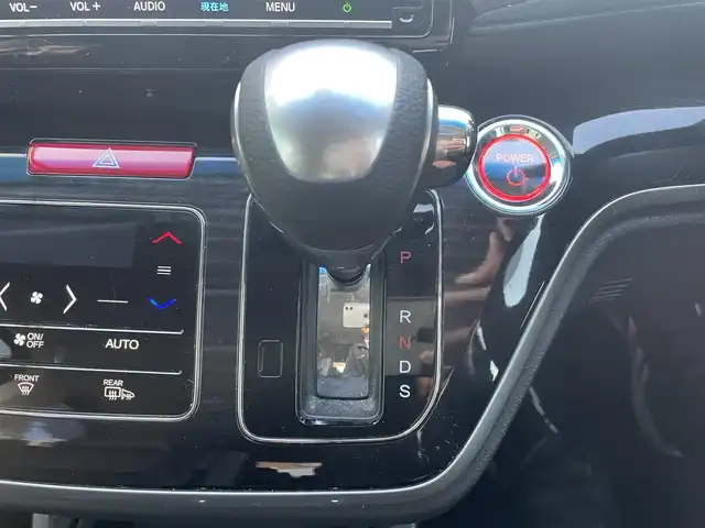 ホンダ オデッセイ ハイブリッド アブソルート・EXホンダセンジング 島根県 2020(令2)年 8.1万km プラチナホワイトパール 登録時走行距離80710km/取説/ナビ説/ホンダインターナビシステム/純正9インチナビ(VXM-207VFNI)/・フルセグTV/AM/FM/CD/DVD/Bluetooth/Honda SENSING(後期)/・衝突軽減ブレーキ/・誤発進抑制機能/・後方誤発進抑制機能/・歩行者事故低減ステアリング/・渋滞追従機能付きアダプティブクルーズコントロール/・車線維持支援システム/・路外逸脱抑制機能/・先行車発進お知らせ機能/・標識認識機能/マルチビューカメラシステム(全方位)/両側パワースライドドア/オットマン/前席シートシートヒーター/フォグライト/ビルトインETC2.0/スペアキー