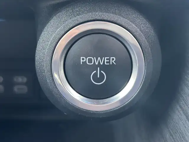 トヨタ ハリアー ハイブリッド Z 岡山県 2023(令5)年 4.2万km プラチナホワイトパールマイカ 登録時走行距離：42042km/純正12.3インチナビ/（AM/FM/フルセグTV/Bluetooth）/全方位カメラ/JBLプレミアムサウンド/ETC2.0/レーダークルーズコントロール/衝突軽減システム/踏み間違い防止装置/車線逸脱警報/BSM/先行車両発進お知らせ/標識認識機能/デジタルインナーミラー/純正LEDヘッドライト/フォグライト/ウィンカーミラー/オートリトラミラー/パワーバックドア/パワーシート/革巻きステアリング/ステアリングスイッチ/プッシュスタート/スマートキー/純正フロアマット/純正19インチアルミホイール