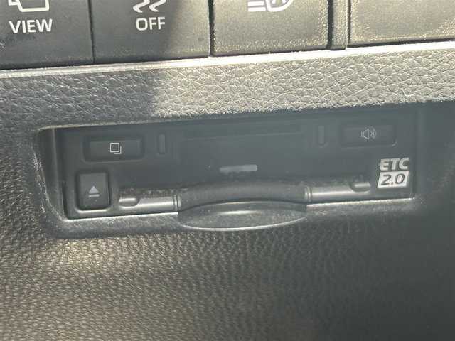 トヨタ ハリアー ハイブリッド Z 岡山県 2023(令5)年 4.2万km プラチナホワイトパールマイカ 登録時走行距離：42042km/純正12.3インチナビ/（AM/FM/フルセグTV/Bluetooth）/全方位カメラ/JBLプレミアムサウンド/ETC2.0/レーダークルーズコントロール/衝突軽減システム/踏み間違い防止装置/車線逸脱警報/BSM/先行車両発進お知らせ/標識認識機能/デジタルインナーミラー/純正LEDヘッドライト/フォグライト/ウィンカーミラー/オートリトラミラー/パワーバックドア/パワーシート/革巻きステアリング/ステアリングスイッチ/プッシュスタート/スマートキー/純正フロアマット/純正19インチアルミホイール