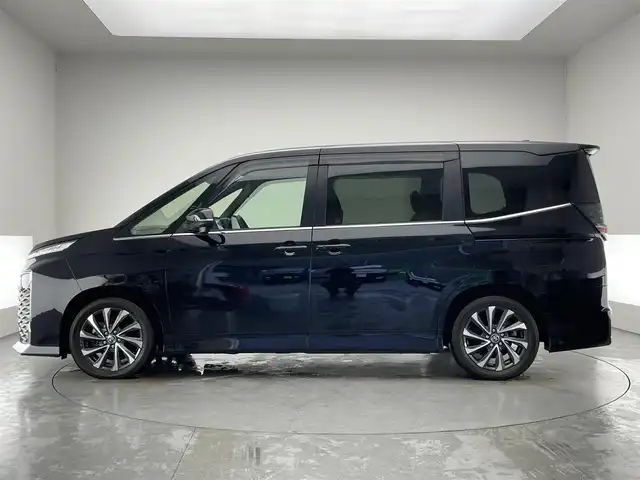 トヨタ ヴォクシー ハイブリッド S－Z 愛知県 2022(令4)年 7.2万km アティチュードブラックマイカ 純正１０．５型ディスプレイオーディオプラス/ナビ/ＨＤＭＩ/禁煙車/フリップダウンモニター（純正１４インチ）/バックカメラ/シートヒーター/フルセグTV/ＤＶＤ/CD再生機能有/ドライブレコーダー/ＥＴＣ2.0/追従クルーズコントロール/トヨタセーフティセンス/衝突被害軽減システム/車線逸脱/ＬＥＤオートライト/オートマチックハイビーム/ＡＣ１００Ｖ１５００W/両側パワースライドドア/USB端子/Bluetooth/プッシュスタート/スマートキー